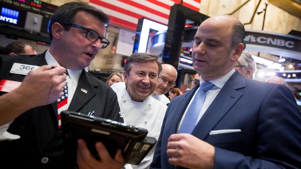 Chef Daniel Boulud (center) and Hubertus Muehlhaeuser, president and chief executive officer of Manitowoc Foodservice Inc. (right), spoke with a trader Friday on the floor of the New York Stock Exchange.