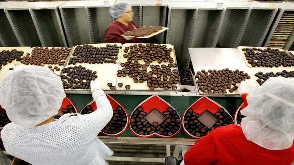 
A production line at the Russell Stover plant in Abilene, Kan., filled heart-shaped boxes for Valentine’s Day sales.
