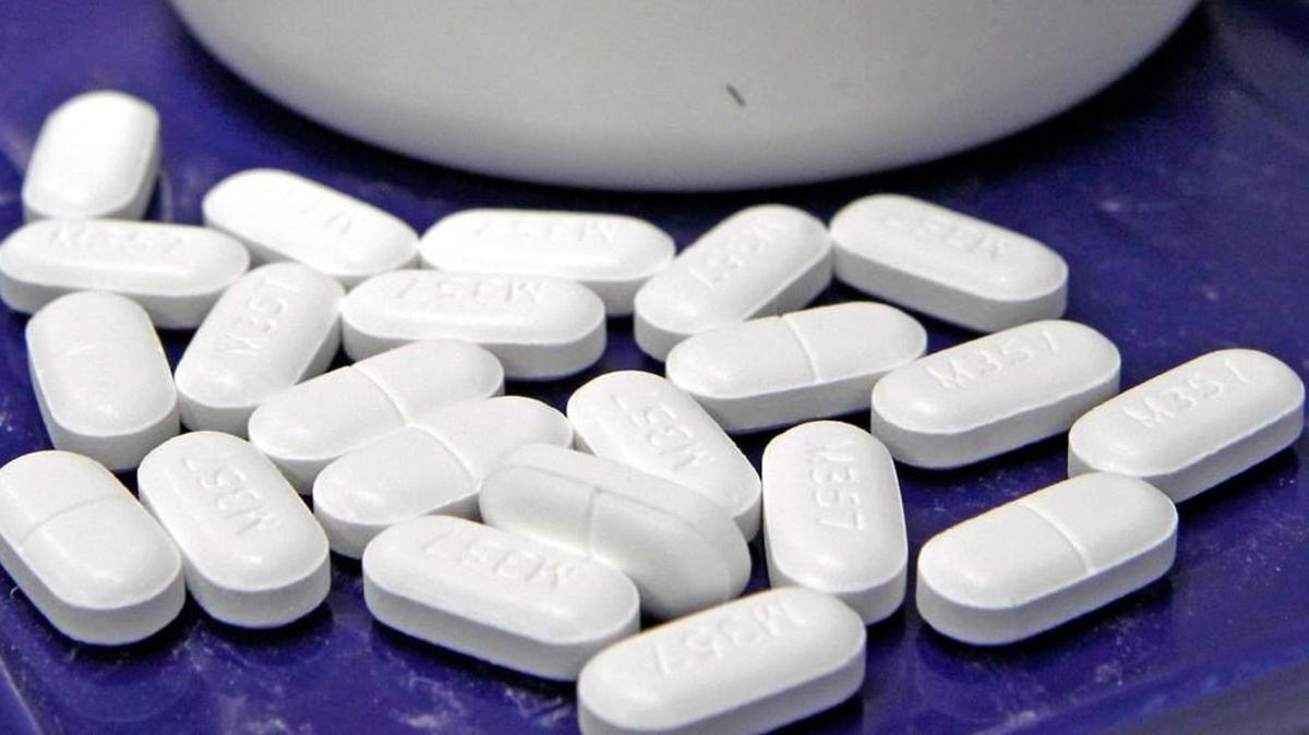 A physician who formerly practiced at a U.S. Department of Veterans Affairs clinic in St. Joseph lost his license last month because of an opioid-related felony conviction. According to the Kansas Board of Healing Arts, Steven Puderbaugh wrote prescriptions for hundreds of oxycodone pills for a patient who was to fill them and then give the pills to the doctor. Puderbaugh was sentenced to three years probation.