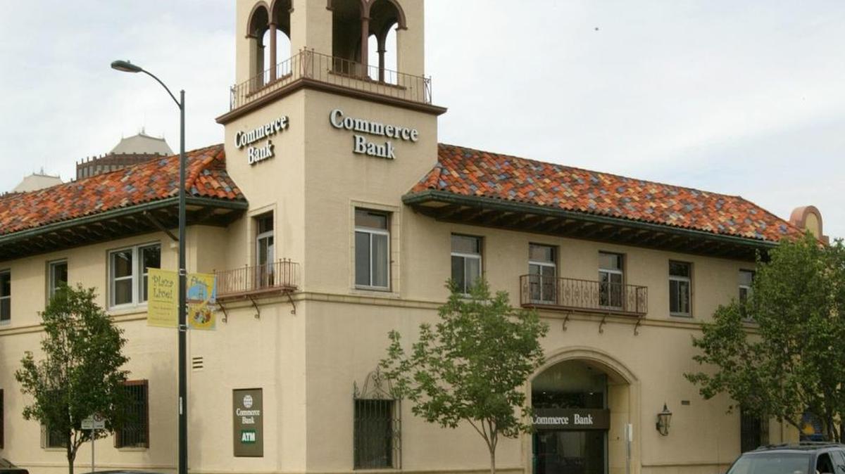 Commerce Bancshares has announced plans to give $1,000 bonuses to employees out of anticipation of good economic times.