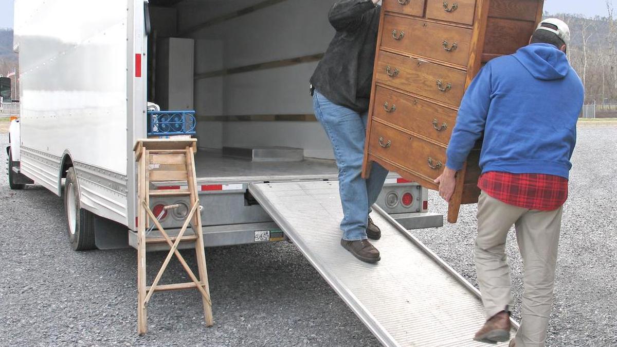 Outbound moves exceeded inbound moves in Kansas in 2016, and was about equal for Missouri.