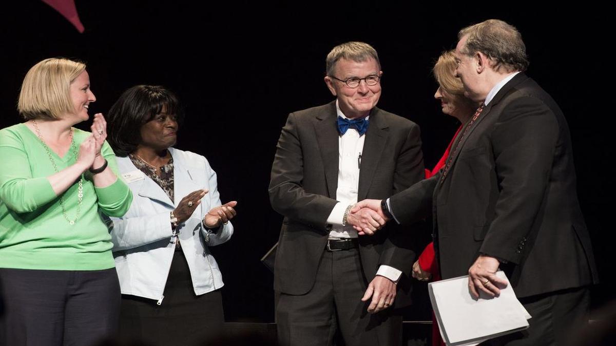 
Steve McDowell, BNIM principal and director of design, shook hands with Jim Heeter, president and CEO of the Greater Kansas City Chamber of Commerce, as BNIM won the Mr. K Award as the Small Business of the Year.

