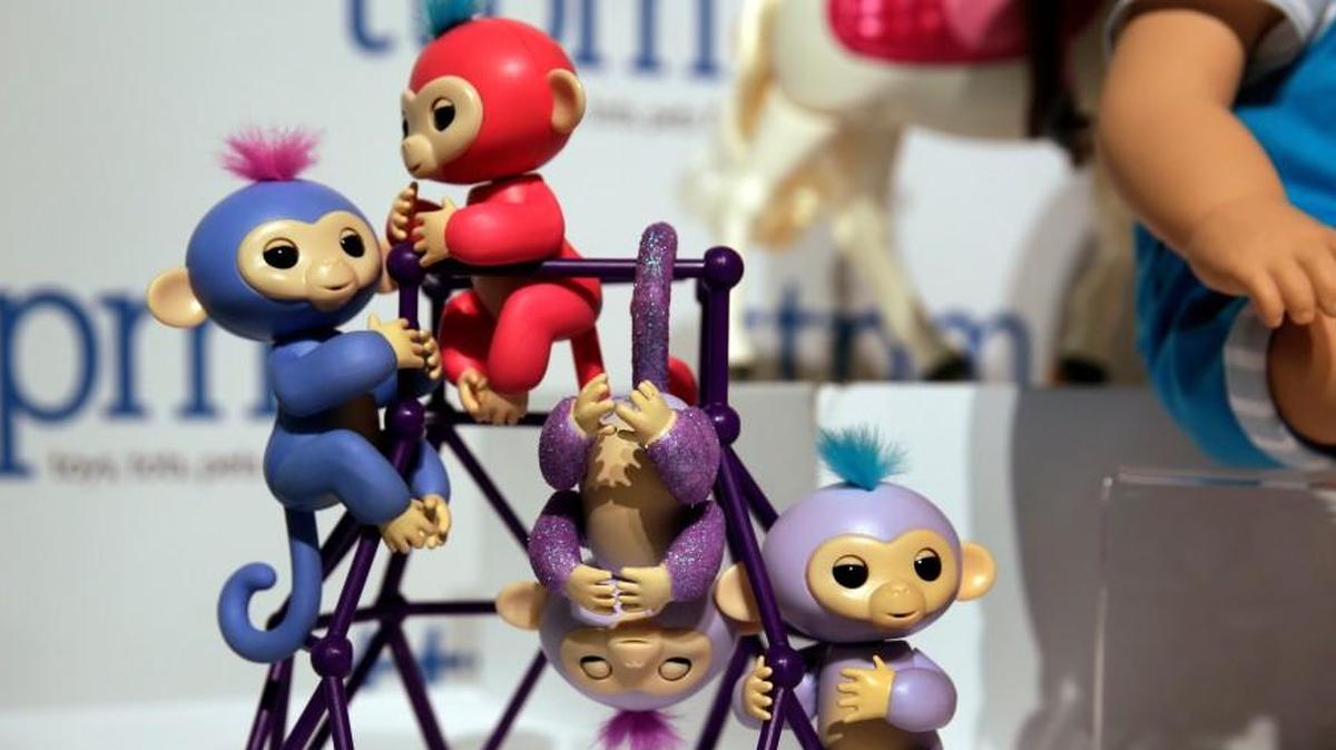 Shoppers rushing to find Fingerlings, the robotic monkeys shown here that are one of the holiday season’s hottest toys and already hard to find, say they’ve been fooled into buying fakes.