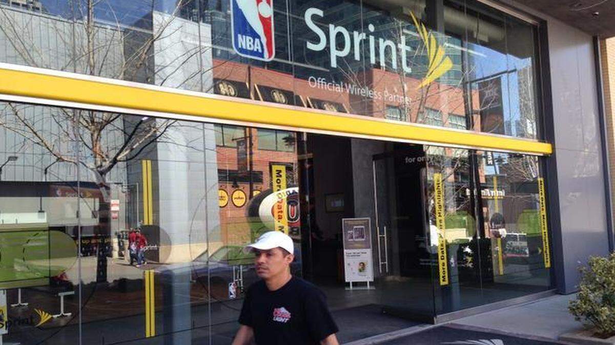 
Sprint Corp. has been trying to build its customer count but is in danger of being surpassed by rival T-Mobile US Inc.
