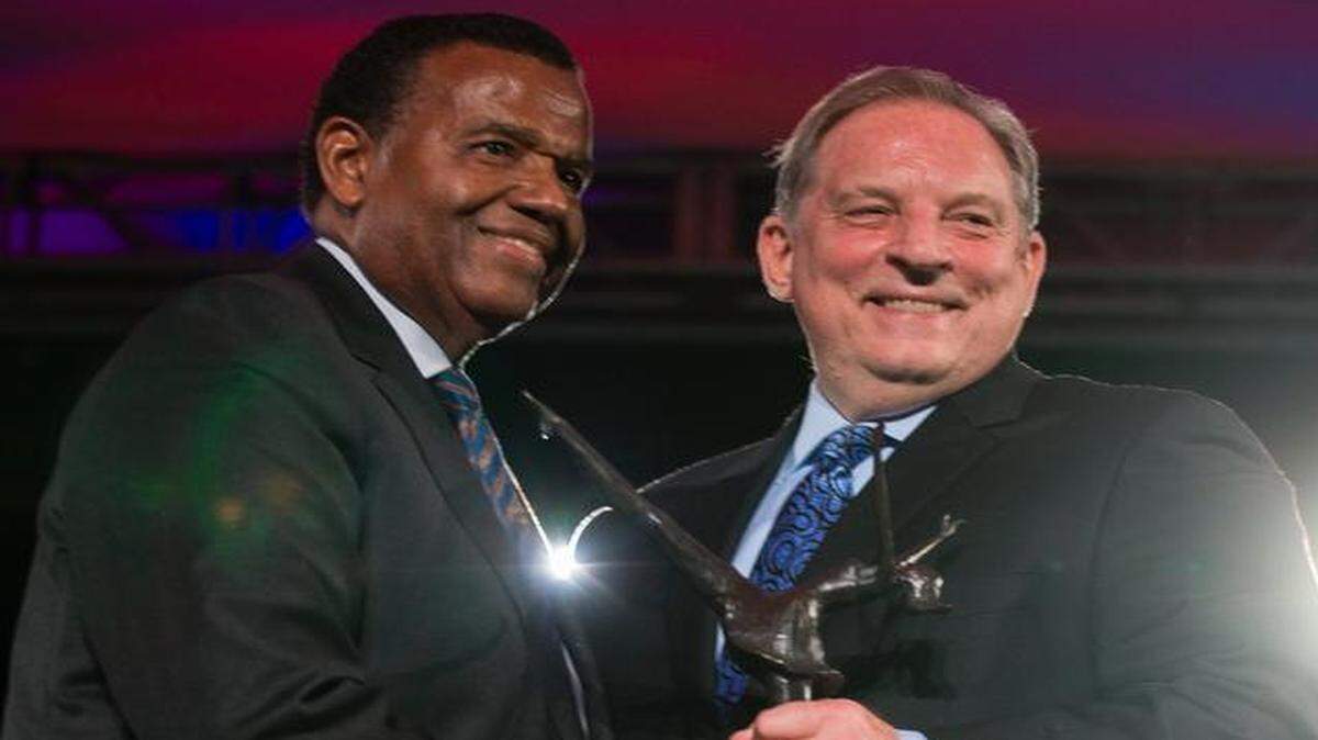 Leo Morton (left) received the 2014 Kansas Citian of the Year Award from Jim Heeter, chamber president.