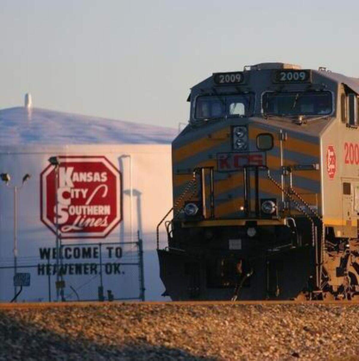 
Falling energy prices are hurting revenue growth at Kansas City Southern and cutting sharply into its stock price.
