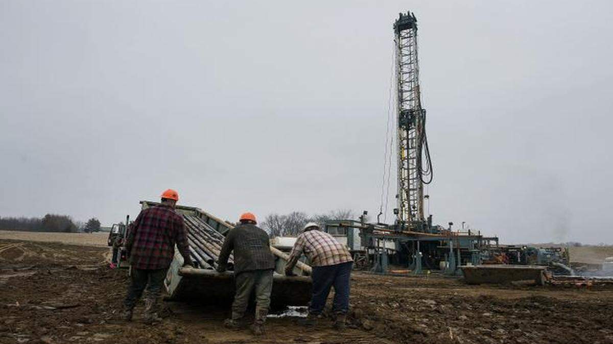 
Rig hands work at a Knox Energy oil drilling site in Knox County, Ohio.
