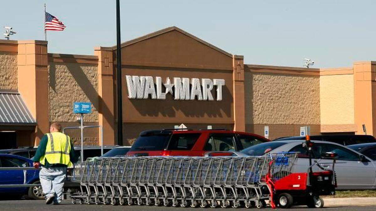 
Hoping to shed its reputation for offering little more than dead-end jobs, Wal-Mart will raise its minimum pay to $9 an hour by April and $10 an hour next year. 
