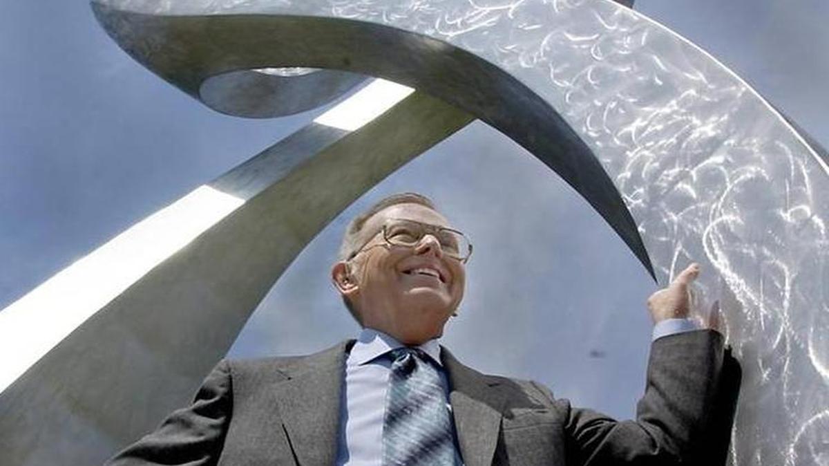 American Century founder James Stowers under a double helix sculpture in 2001. The sculpture sits in front of the Stowers Institute for Medical Research founded by Stowers and his wife, Virginia.
