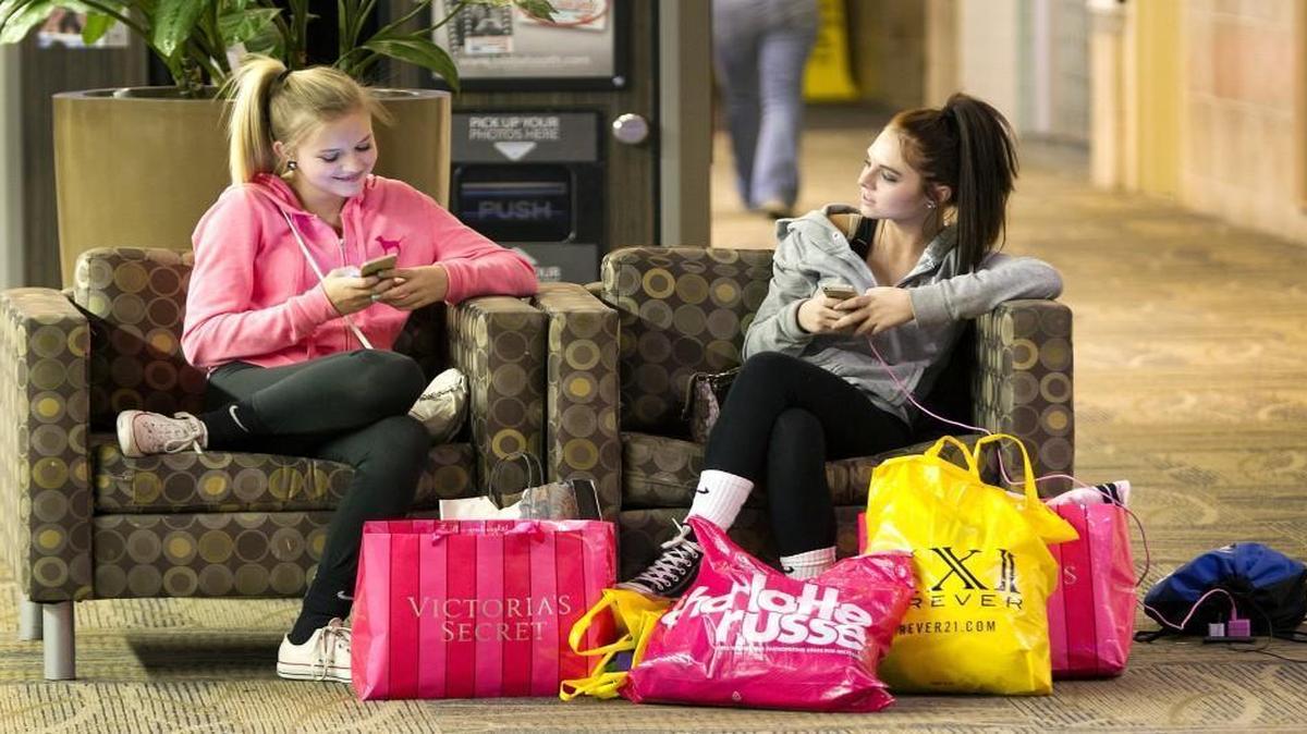 Oak Park Mall shoppers will have to wait until Black Friday to kick off their holiday shopping this year. The mall’s owner is keeping the stores closed to shoppers in hopes of restoring Black Friday’s traditional status.