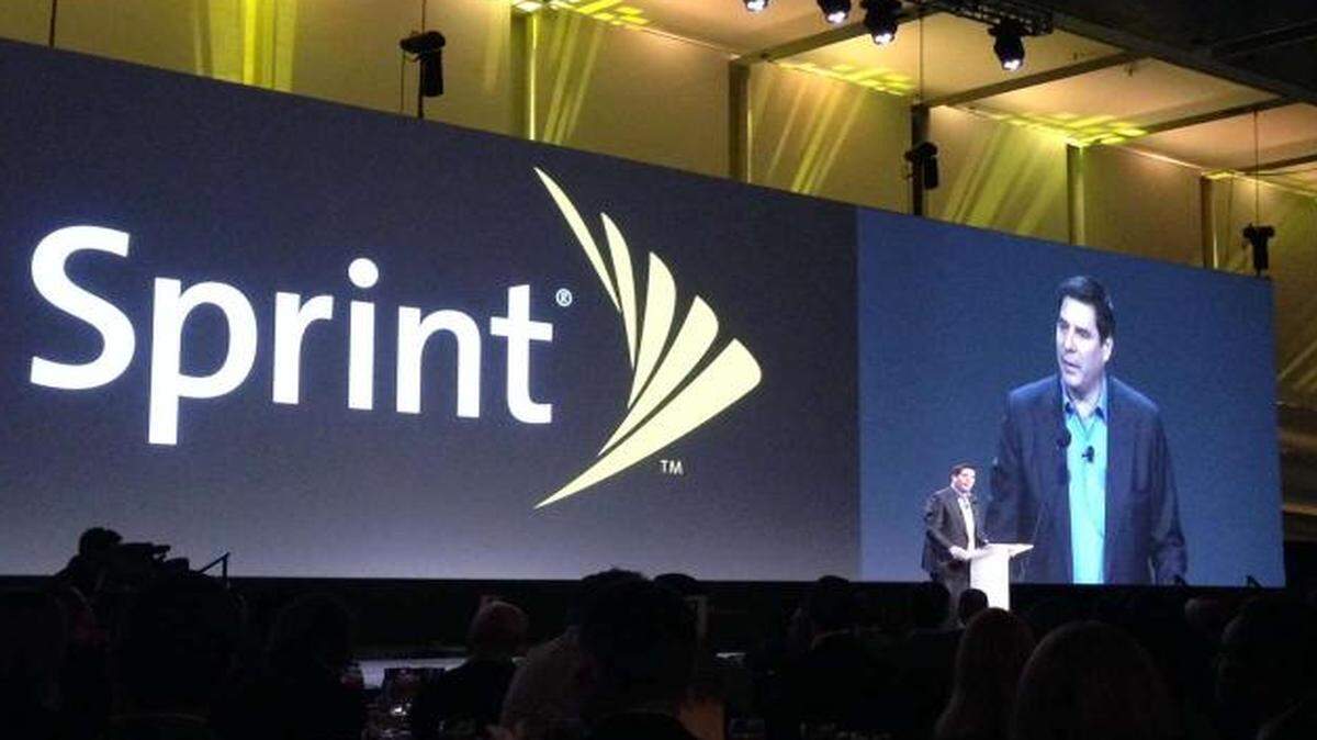 
Sprint Corp. and new chief executive Marcelo Claure are taking the price skirmish directly to Verizon Communications Inc. and AT&T Inc. with a promise to cut customer bills in half for those that switch from its larger rivals.
