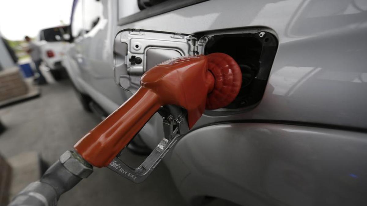 
 Drivers will see the lowest summer gasoline prices in about six years, according to an Energy Department report released Tuesday.

