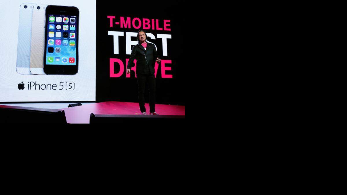 
Wednesday at a media event in Seattle, T-Mobile CEO John Legere announced his company’s new program that offers a free seven-day test drive of an Apple iPhone 5S.
