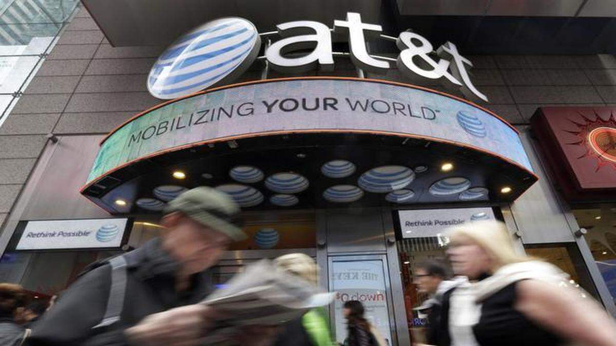 
AT&T in 2011 began throttling speeds for those customers with unlimited data plans even though it had made “unequivocal” promises to consumers, the Federal Trade Commission said.
