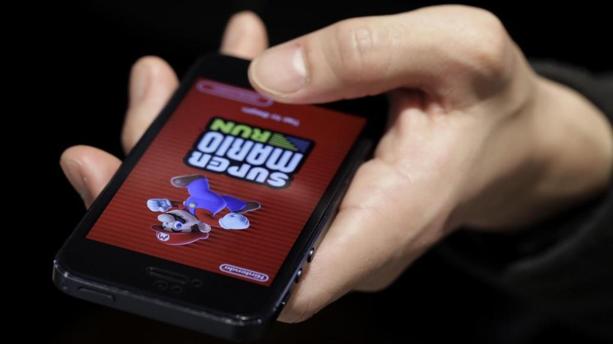 The initial excitement surrounding Nintendo Co.’s debut mobile game, Super Mario Run, appears to wearing off. The title, released on Dec. 15 for Apple Inc. devices, was no longer the highest-grossing iOS app in any country as of Dec. 24, according to the latest data available from researcher App Annie.