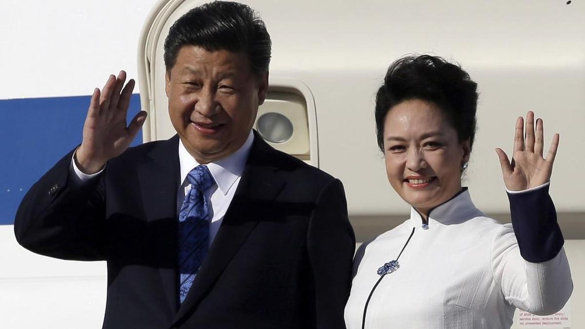
Chinese President Xi Jinping and wife Peng Liyuan waved upon their arrival Tuesday at Boeing Field in Everett, Wash.
