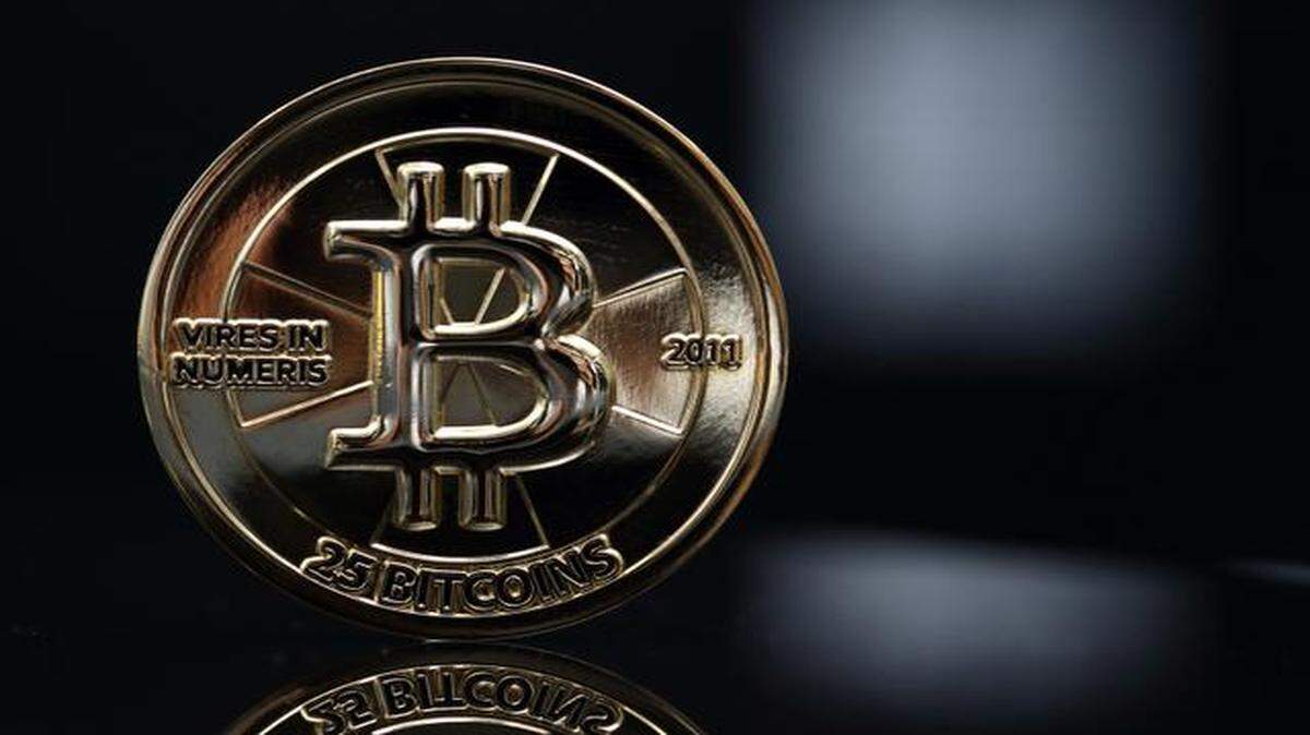 
A Texas man, Trendon Shavers, is accused of engineering a Ponzi scheme by getting people to turn over their bitcoins in return for promises of high interest rates and the ability to recoup their investment at any time.
