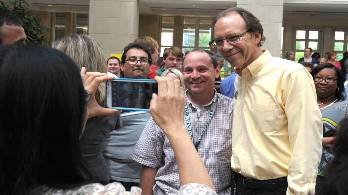 Dan Hesse posed with employees during a farewell event at Sprint, where he was CEO from December 2007 to August 2014.