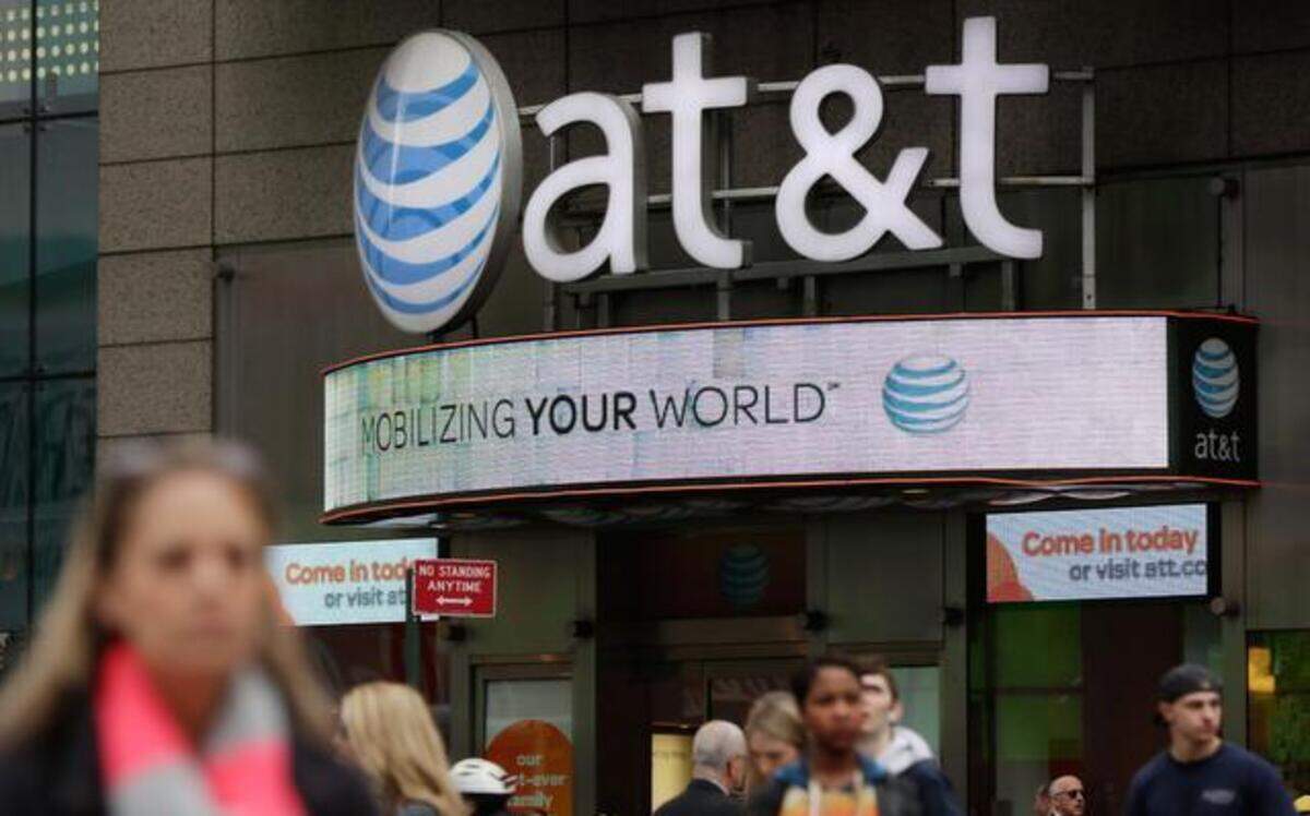 
AT&T, the No. 2 U.S. wireless carrier, added 785,000 monthly subscribers in the quarter, compared with No. 1 Verizon Communications’ 1.52 million additions. 
