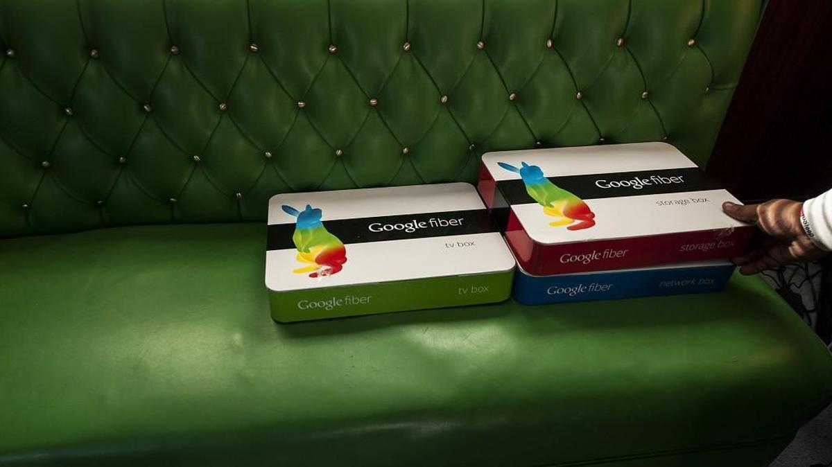 Google Fiber is introducing a feature that will make its TV box work like a Chromecast dongle, streaming content from mobile devices onto a TV screen.