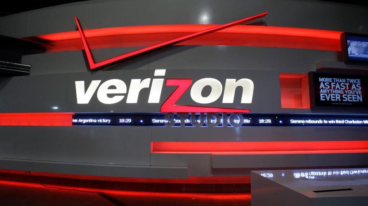 In the fourth quarter, Verizon, the nation’s largest carrier, added 1.5 million postpaid monthly subscribers, beating analyst expectations. The company also retained more customers than it did a year earlier.