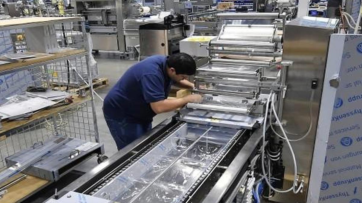 The packaging machines that are assembled at Multivac in Kansas City, North, come in a variety of sizes. The smallest can be found in the kitchens of local restaurants; the largest are used by centralized food packing operations.