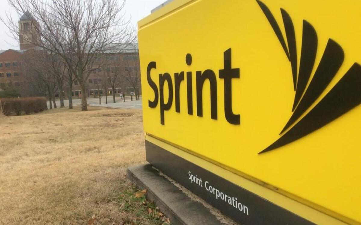 Sprint reports higher revenues and subscriber counts a week ahead of its scheduled official third-quarter earnings report.