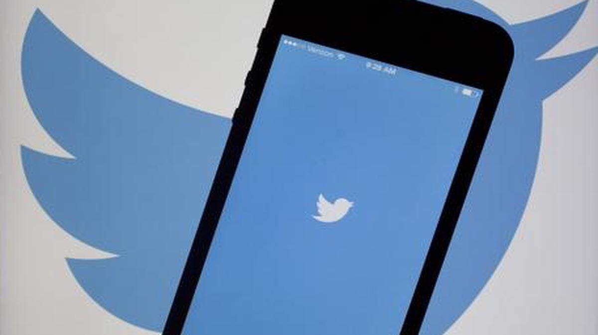 
Between Tuesday and Wednesday, 580,000 tweets citing Ferguson were counted by the analytical service Topsy. 
