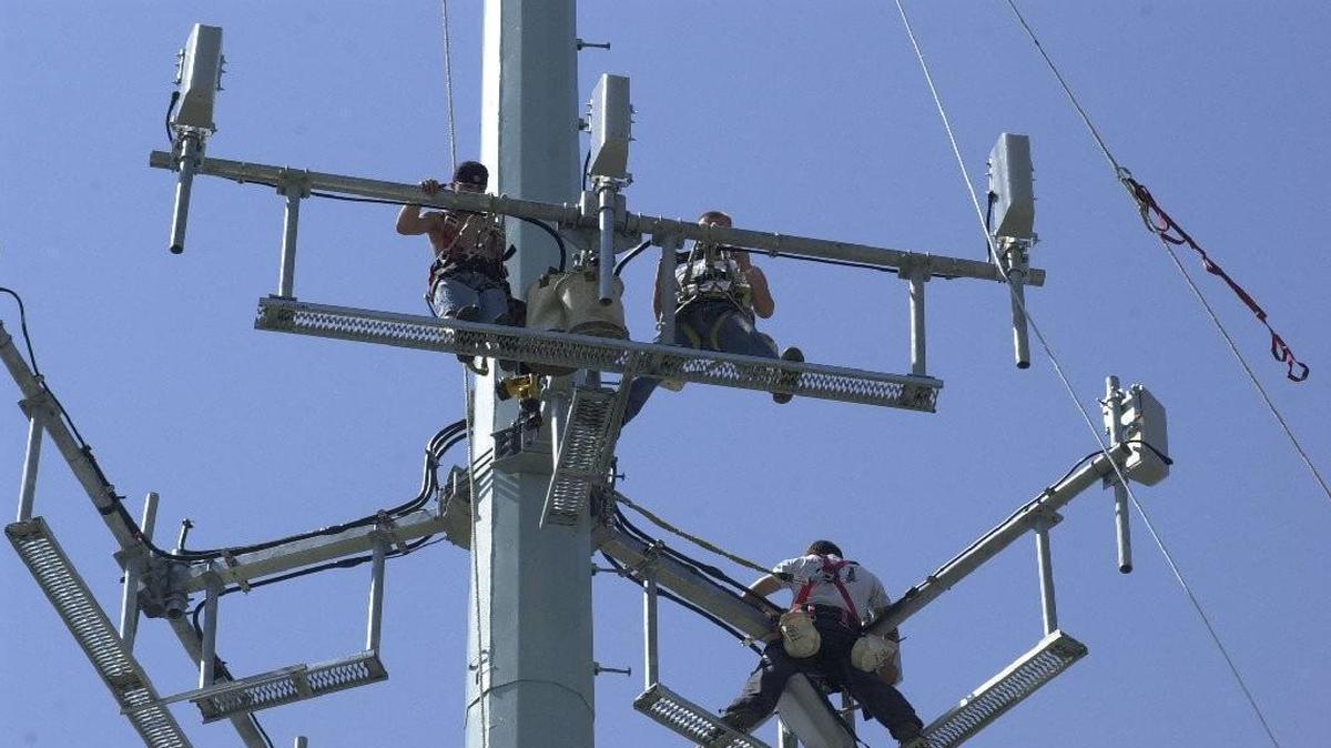 Sprint said it agreed to a sale and lease deal of some network equipment that will produce $2.2 billion in cash for the Overland Park-based company.
