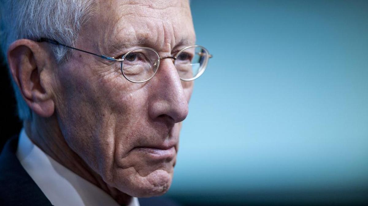 
Federal Reserve vice chair Stanley Fischer says incoming economic data and market developments over the next two weeks will play crucial roles in determining whether the Fed raises interest rates at its September meeting. 
