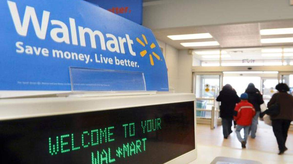
Wal-Mart Stores announced that total revenue for the quarter ending Oct. 31 grew 2.9 percent from the previous year to $119 billion. However, the CEO warned of a highly competitive holiday shopping season.
