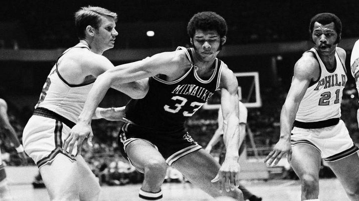Darrall Imhoff (left), who died June 30, was playing for the Philadelphia 76ers in 1970 when he was guarding Lew Alcindor (who later changed his name to Kareem Abdul-Jabbar) of the Milwaukee Bucks.