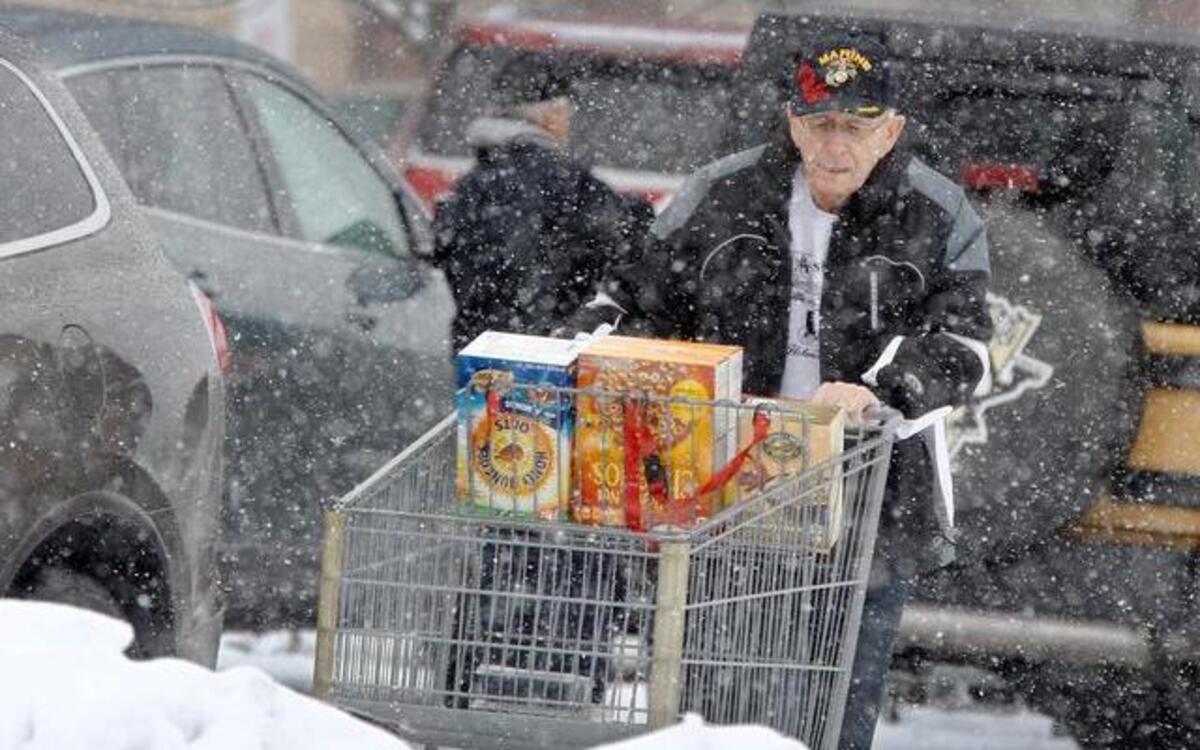 
Bob Kist of Mars, Pa., pushed his shopping cart of groceries to his car Monday in Cranberry, Pa. The Philadelphia-to-Boston corridor of more than 35 million people began shutting down and bundling up Monday against a potentially history-making storm that could unload a paralyzing 1 to 3 feet of snow.
