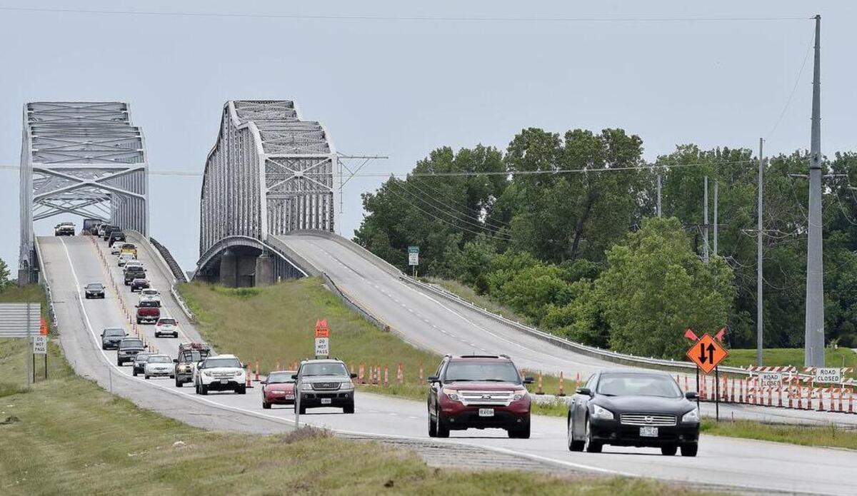 
In early May 2015, MoDOT engineers shut down the older of the two Missouri 291 bridges over the Missouri River and routed one lane each of north- and south-bound traffic over its more recently built companion. 
