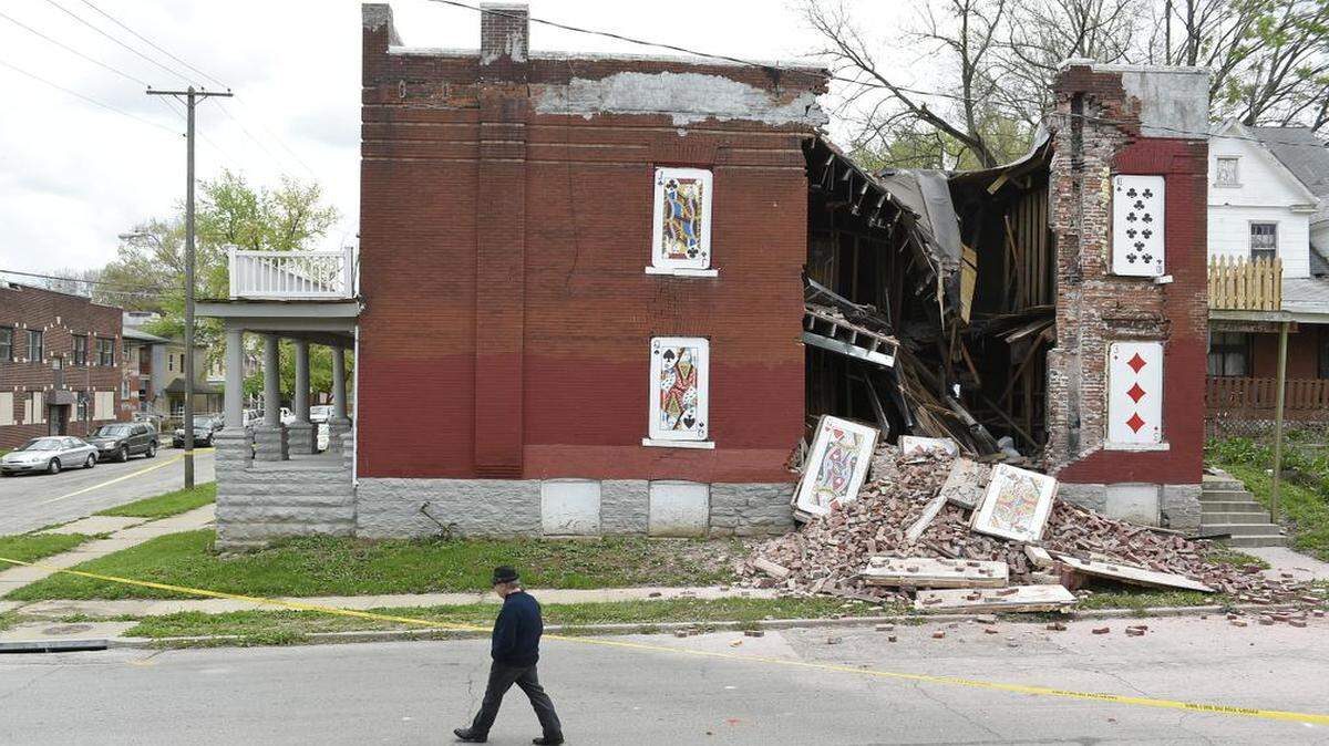 
No one was injured Friday when this apartment building at 700 Indiana partially collapse. The two-story structure decorated with a playing card motif had been slated for demolition.
