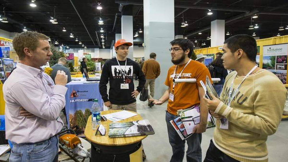 
Matt Michaelis of Missouri Mulch (left) spoke with Southeast Missouri State students Jacob Brumfield (center to right), Xander Loux and Yongjun Yue on Sunday at the Western Nursery & Landscape Association’s annual trade show.


