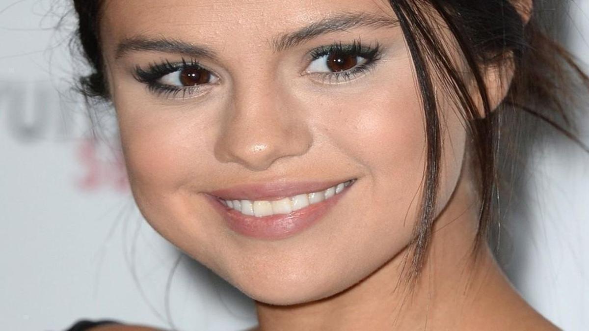 Research finds that a smile makes a person look younger and trimmer. As evidence, we offer Selena Gomez.