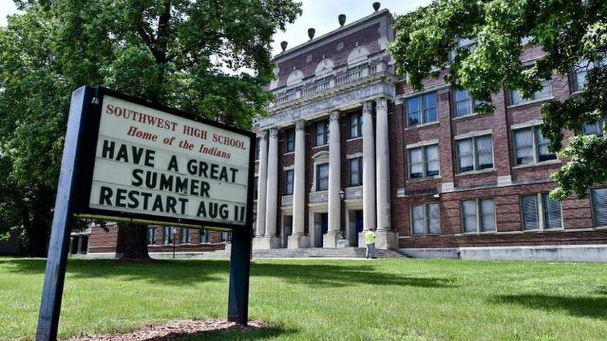 
Negotiations between Kansas City Public Schools and charter school Academie Lafayette are ongoing, meaning a combined school at the district’s Southwest Early College Campus will not be ready for the 2015-2016 school year.
