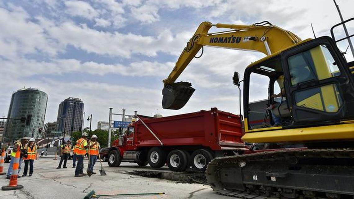 
Ground was broken Thursday for Kansas City’s starter streetcar line on the south side of the intersection of Main Street and Truman Road.
