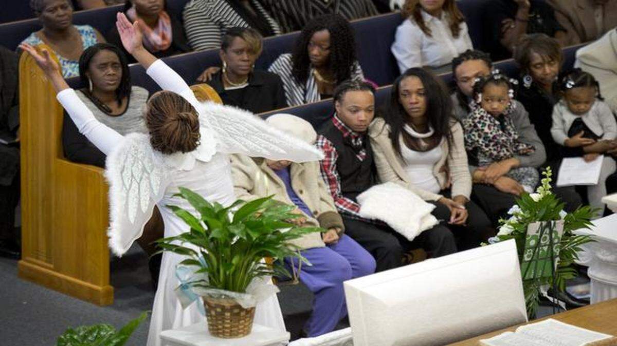 
Tameka Weatherspoon wore angel wings as she performed a praise dance Saturday at the funeral of 7-month-old Ja’Quail Mansaw at Forest Grove Baptist Church, 1417 N. Ninth St. in Kansas City, Kan. Ja’Quail died after being injured in a drive-by shooting.

