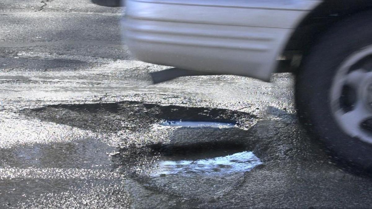 Kansas Department of Transportation maintenance crews will close lanes of the Kansas City metro highways to repair potholes this week.