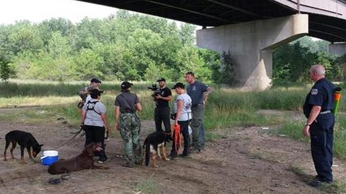 
Volunteers and police getting ready to search for remains near 42nd Street and Speaker Road, near the Kansas River.
