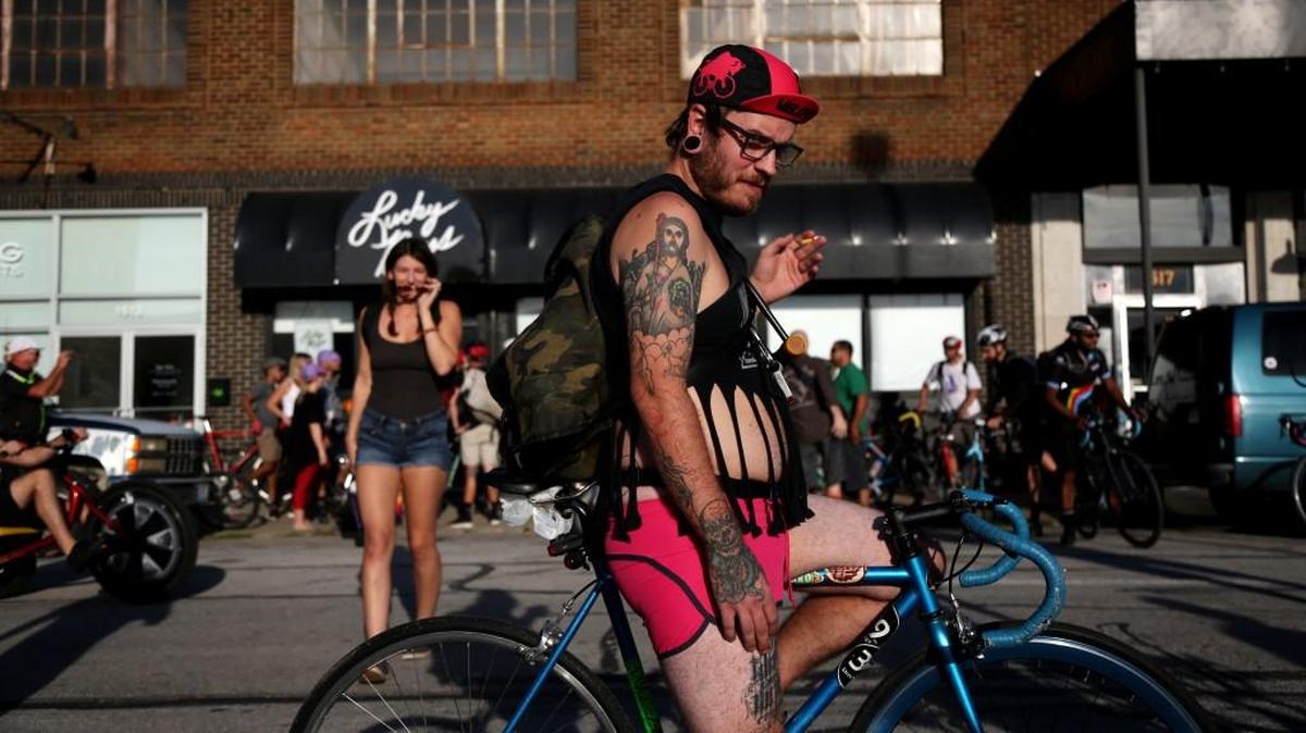 Chris Robinson and dozens of other cyclists wait to start the Pub and Pedal bike ride on Genesee in KC last year.