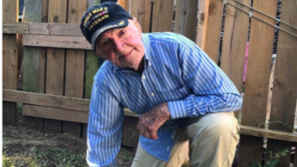97-year-old World War II veteran from Missouri took a knee Sunday morning in support of NFL football players’ protests, and his grandson’s photo of it took Twitter by storm.