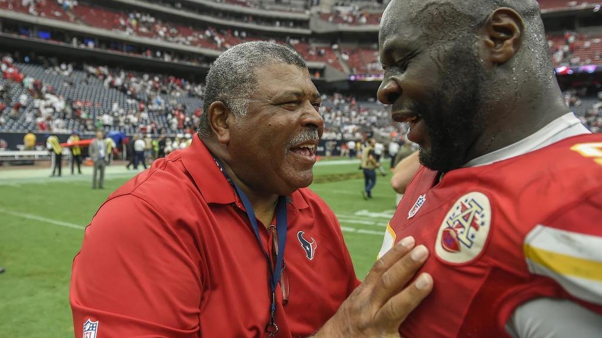 Former Chiefs coach Romeo Crennel greeted outside linebacker Tamba Hali after the Chiefs’ 27-20 win on September 13, 2015 in Houston.