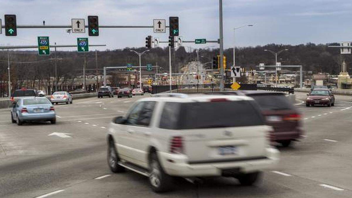 
Roe Avenue and Interstate 435 in Overland Park features the Kansas City area’s sixth “diverging diamond interchange.” The road configuration’s crisscross pattern “is like going into a maze,” one driver says.


