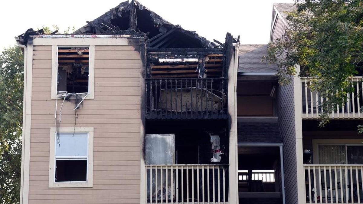 
Firefighters were called to a fire early Tuesday morning that damaged a Kansas City, North, apartment building in the 600 block of N.E. Windrose Drive. No injuries were reported and the fire cause is under investigation.
