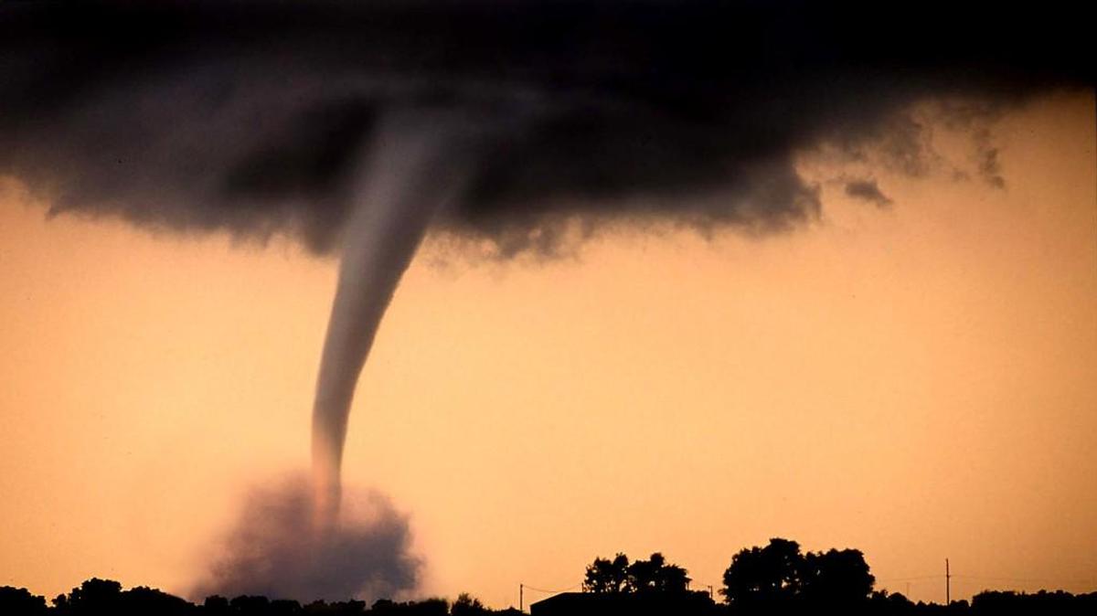 Americans are more afraid of earthquakes than tornadoes, according to a new poll by Sperling. However, data shows that tornadoes are deadlier than earthquakes.