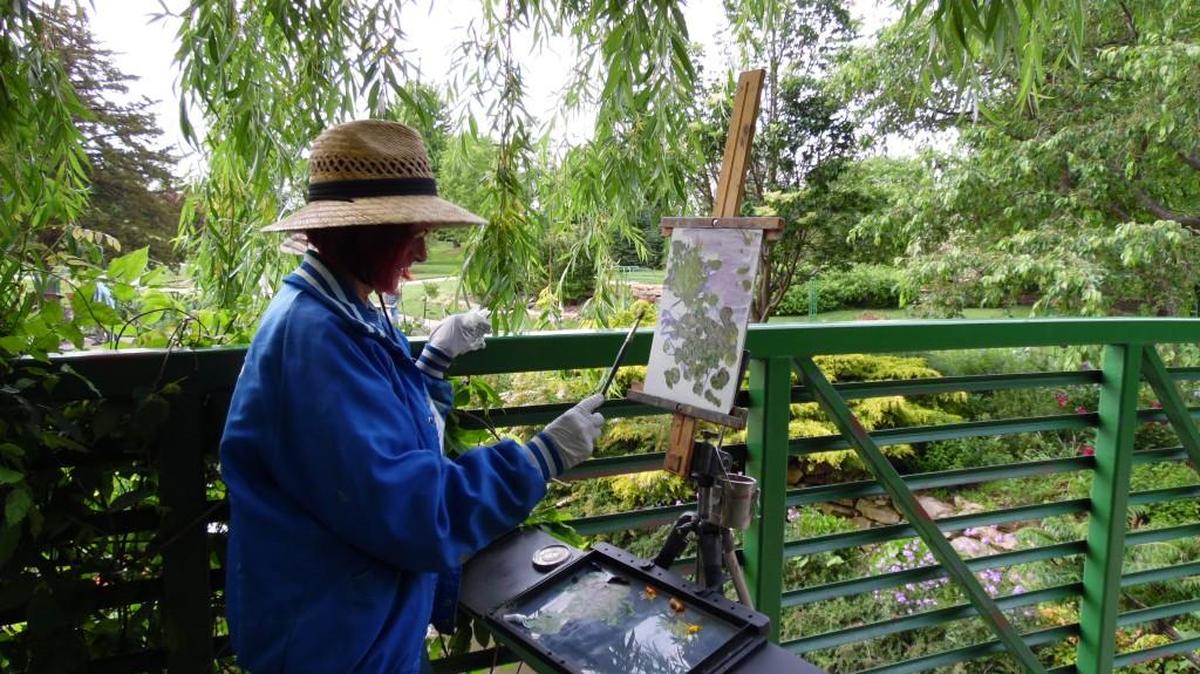There’s a resurgence in artists captivated by the technique of “en plein air,” a French expression that means open or full air. Basically it means that artists take their easels outdoors and capture an image using natural light and shadows. Earlier this year at the Overland Park Arboretum, painters worked in the outdoors at the STEMS: A Garden Soiree event. “STEMS” stands for Sipping wine; Tasting delicious food; Enjoying art, music; Meeting friends; Supporting a vision of recreational, cultural and enrichment inspiration.