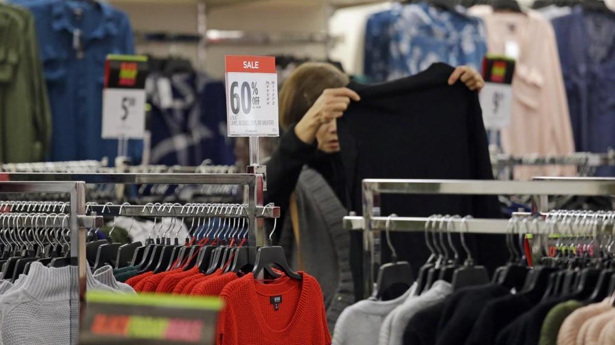 Those shopping for the holidays this year will lighten stress by sticking to a budget.